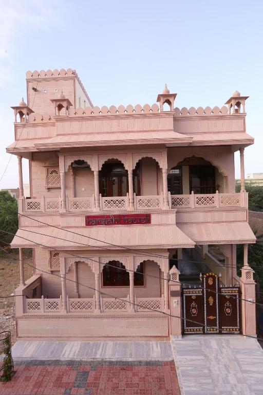 En balkon eller terrasse på Harsidhi Haveli