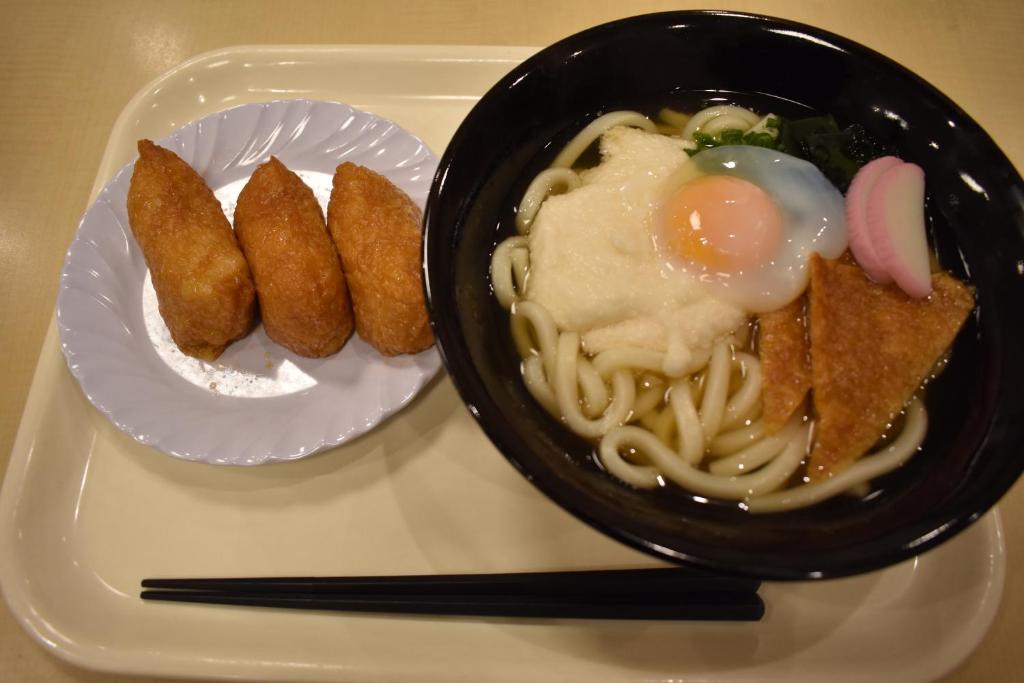 豐川市的住宿－皇冠山豐川酒店，盘子,一碗面条和鸡蛋