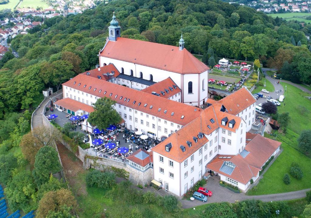 una vista aerea di un grande edificio con tetto rosso di Kloster Frauenberg a Fulda