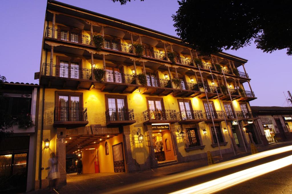 een gebouw met lichten aan de zijkant 's nachts bij Hotel Santa Cruz Plaza in Santa Cruz