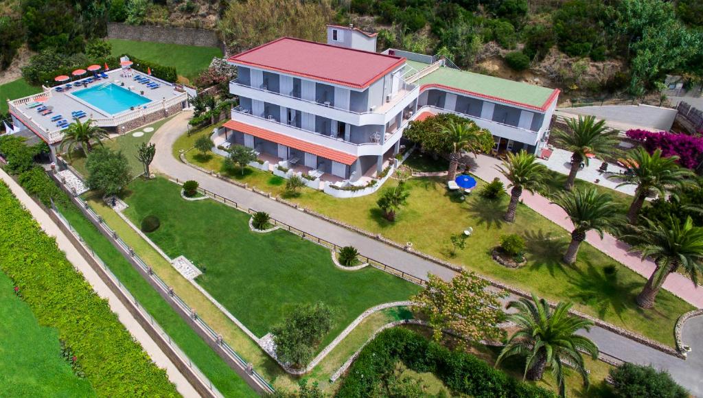 een luchtzicht op een huis en een zwembad bij Hotel Villa Rita in Ischia