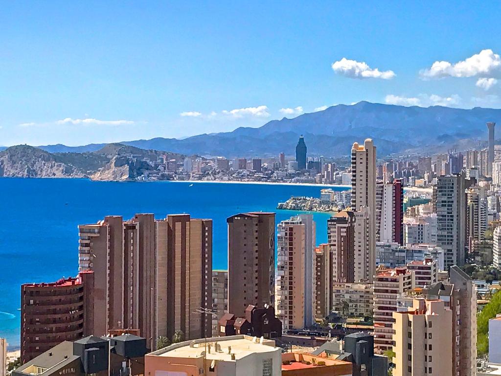 widok na miasto z oceanem i budynkami w obiekcie Residence Vacanza Torre Monaco w mieście Benidorm