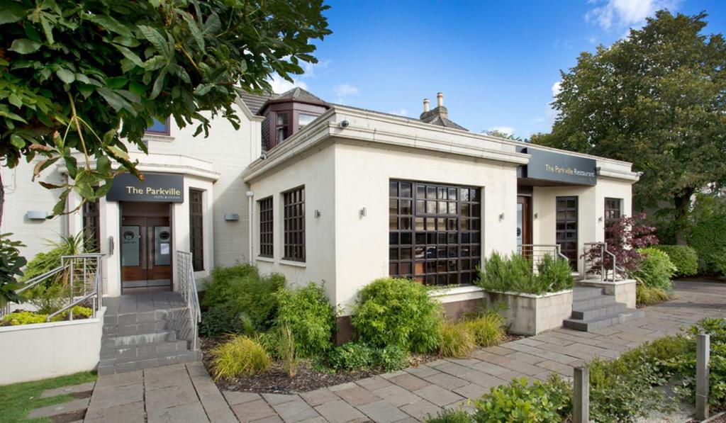 un edificio blanco con una librería en The Parkville Hotel, en Hamilton