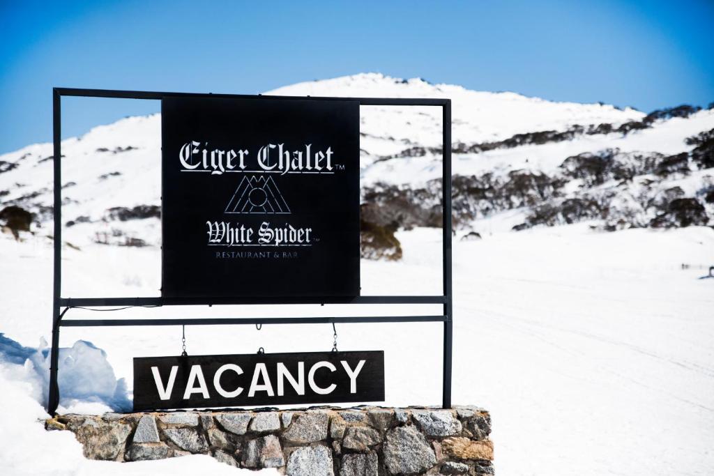 Eiger Chalet في بريشر فالي: علامة لكنيسة yazeng في الثلج