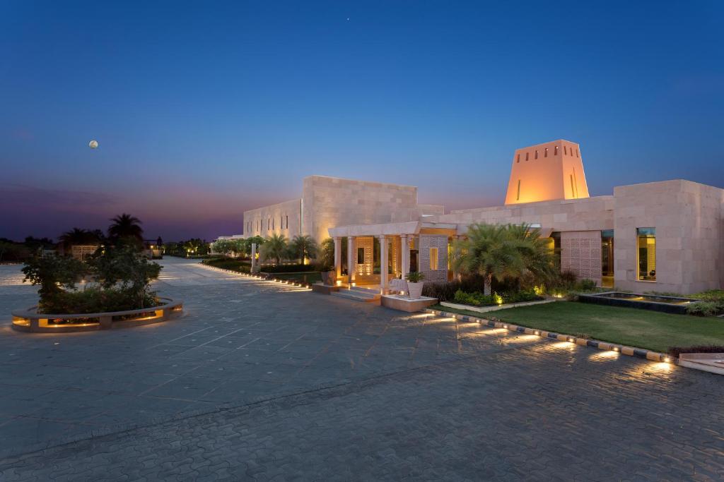 un gran edificio con luces delante en Welcomhotel by ITC Hotels, Jodhpur en Jodhpur