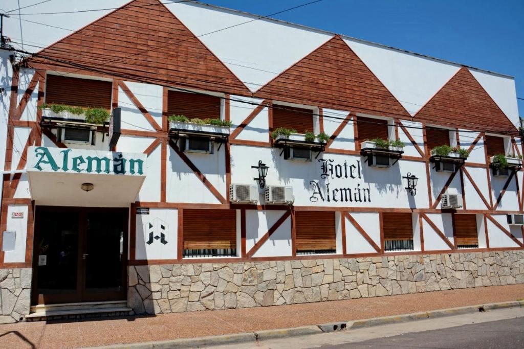 un edificio con un cartello che legge l'appartamento di un hotel di Alcahamani di Hotel Alemán a Gualeguaychú