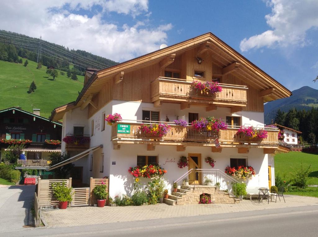 um edifício com flores nas varandas em Gästehaus die geislerin em Gerlos