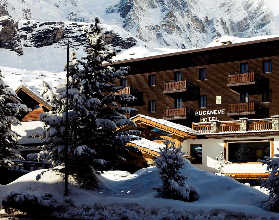 um hotel nas montanhas na neve em Hotel Bucaneve em Breuil-Cervinia