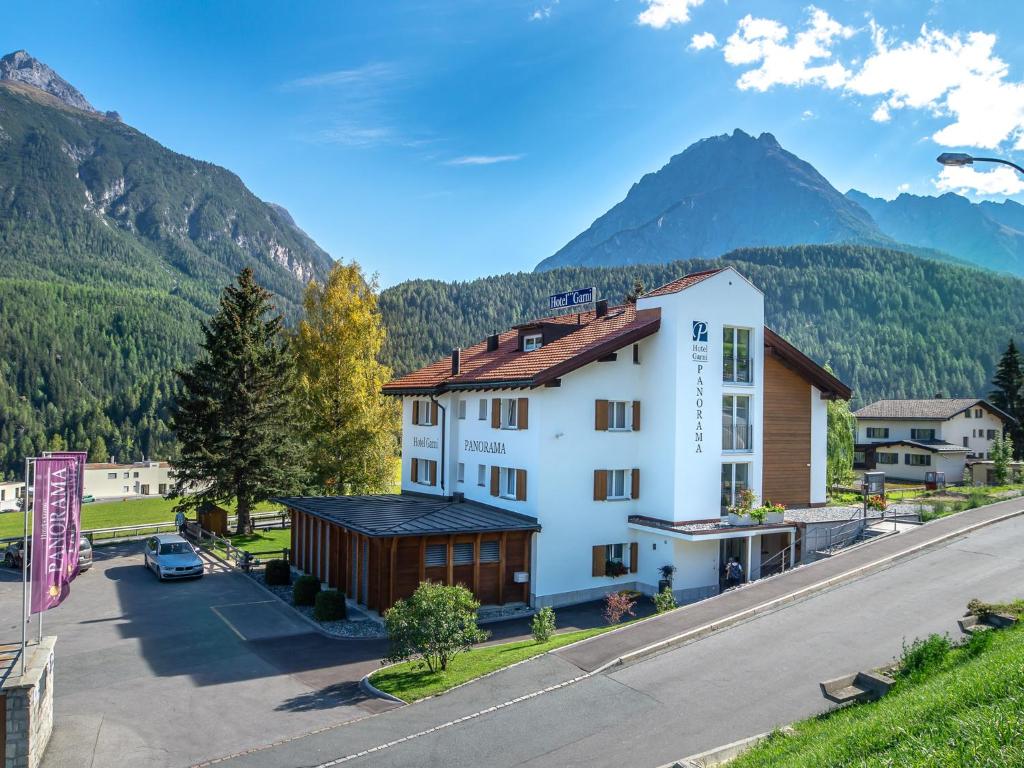 una vista aérea de un hotel con montañas en el fondo en Hotel Garni Panorama, en Scuol