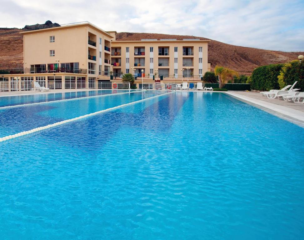 una gran piscina frente a un hotel en INATEL Porto Santo en Porto Santo