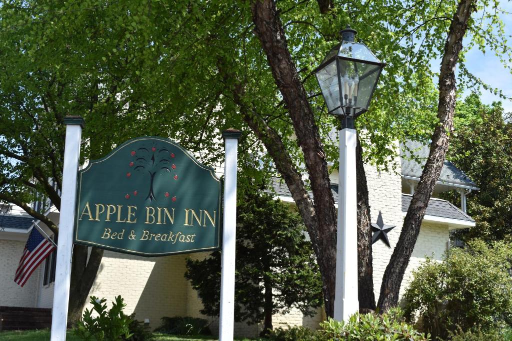 una señal de la posada parpadea de manzana junto a un semáforo en Apple Bin Inn, en Willow Street