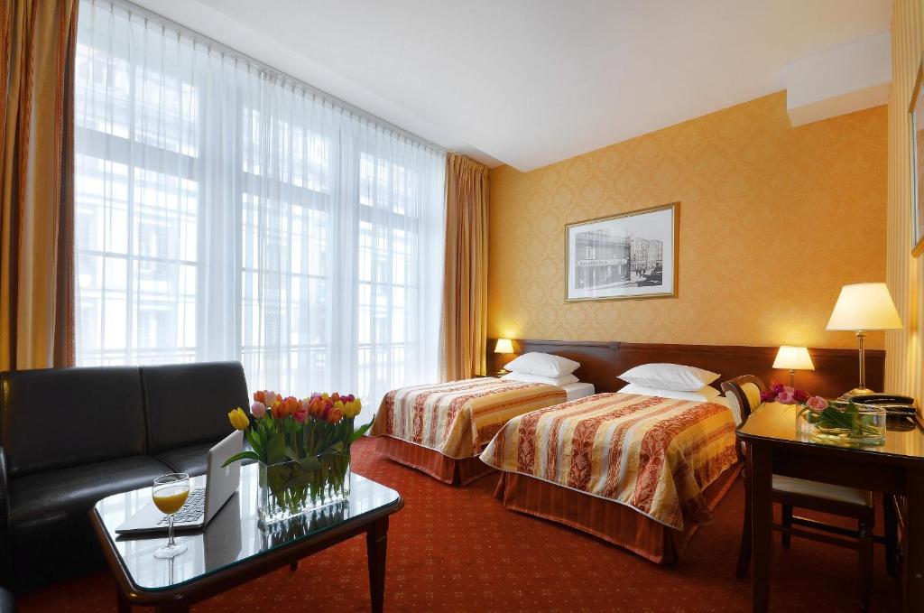 格但斯克的住宿－Hotel Wolne Miasto Old Town Gdańsk，酒店客房,设有两张床和一张沙发