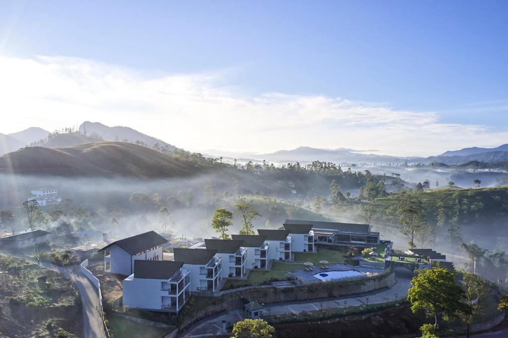 una vista aérea de una casa en una colina en la niebla en The Argyle Luxury Boutique en Hatton