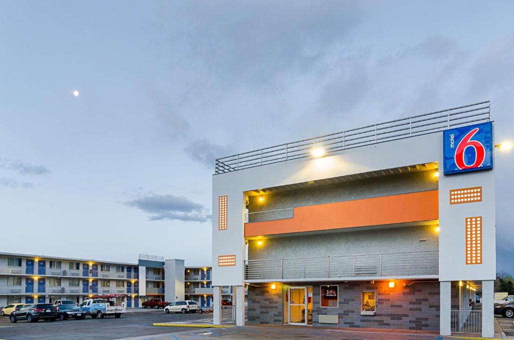 um edifício com um posto de gasolina num parque de estacionamento em Motel 6- Denver, CO Downtown em Denver