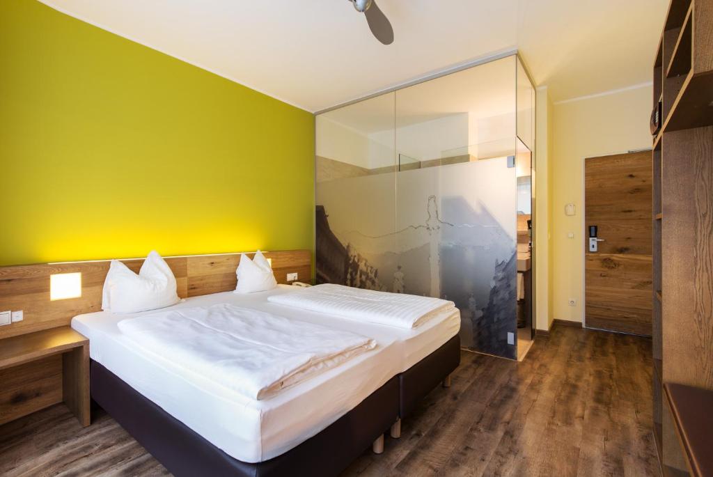 Tempat tidur dalam kamar di Basic Hotel Innsbruck