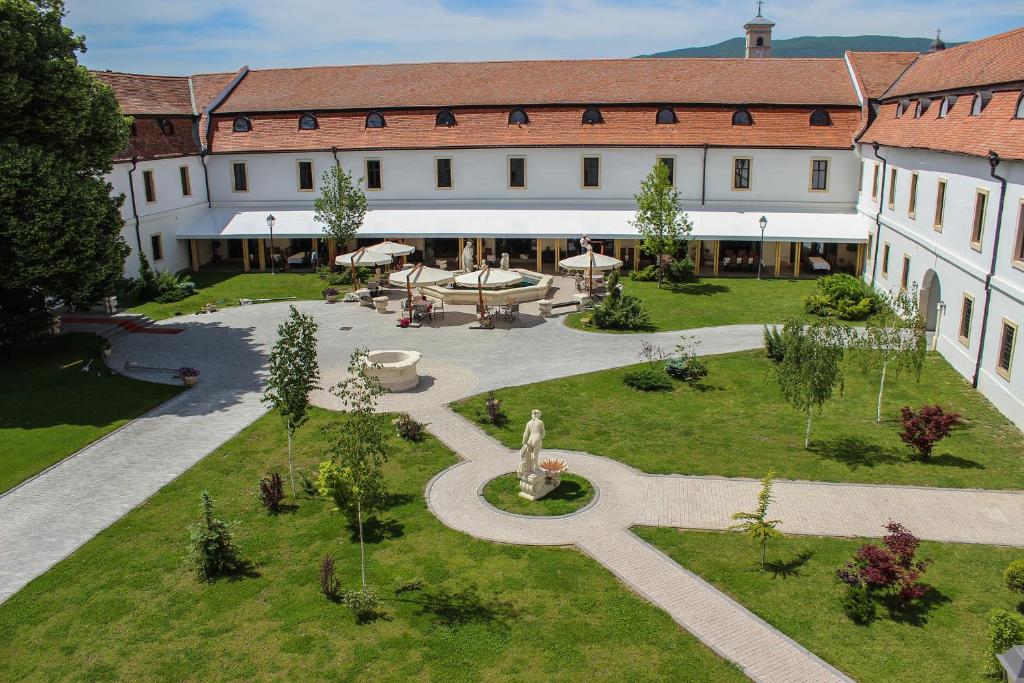 una vista aérea de un edificio con patio en Hotel Medieval en Alba Iulia