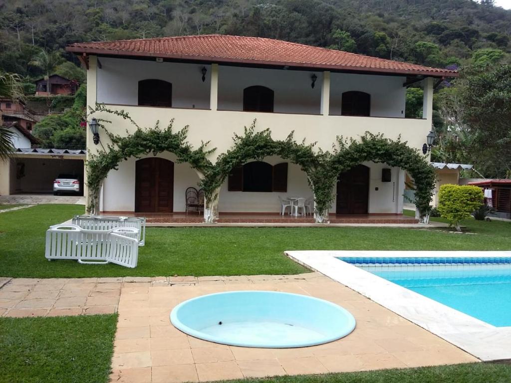 Villa con piscina y casa en Casa Aconchegante - Circuito Teresópolis Friburgo en Teresópolis