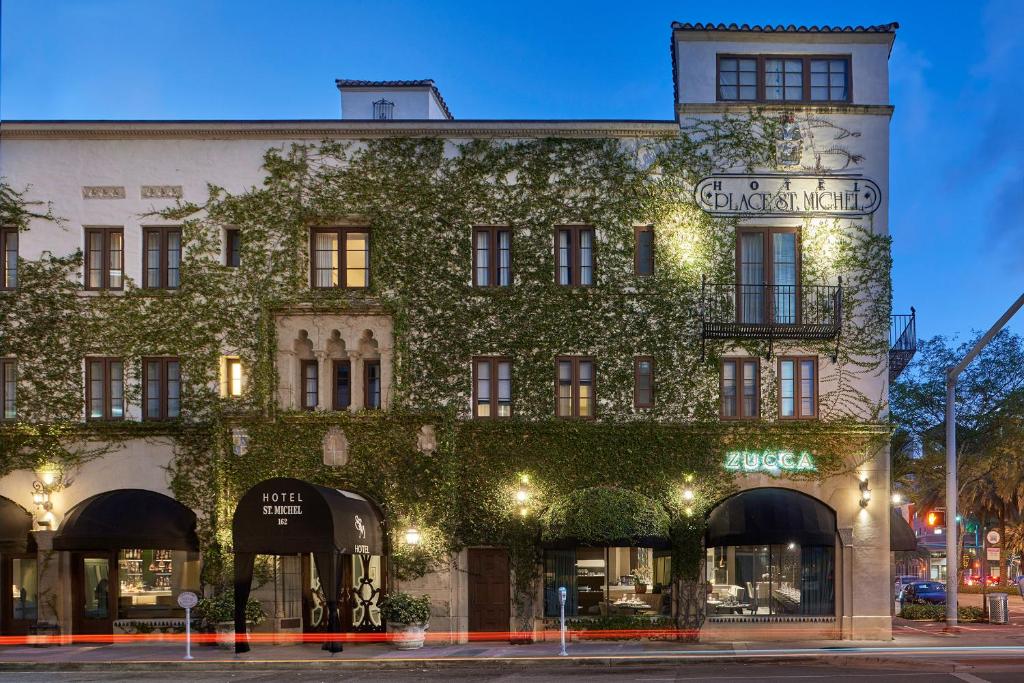 un bâtiment avec du lierre sur son côté dans l'établissement Hotel St. Michel, à Miami