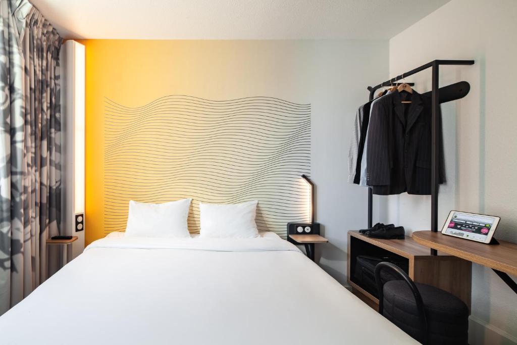 Tempat tidur dalam kamar di B&B HOTEL Paris Saint-Denis Pleyel