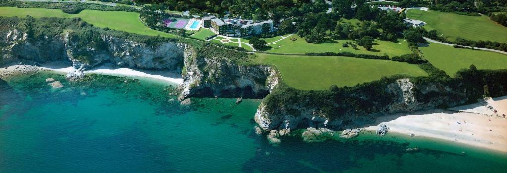 - une vue aérienne sur la plage et l'océan dans l'établissement The Carlyon Bay Hotel and Spa, à St Austell