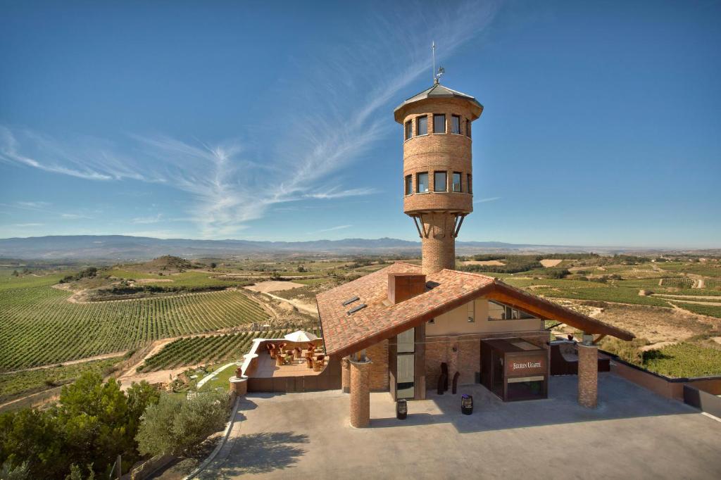 um edifício com uma torre em cima dele em Hotel Eguren Ugarte em Laguardia