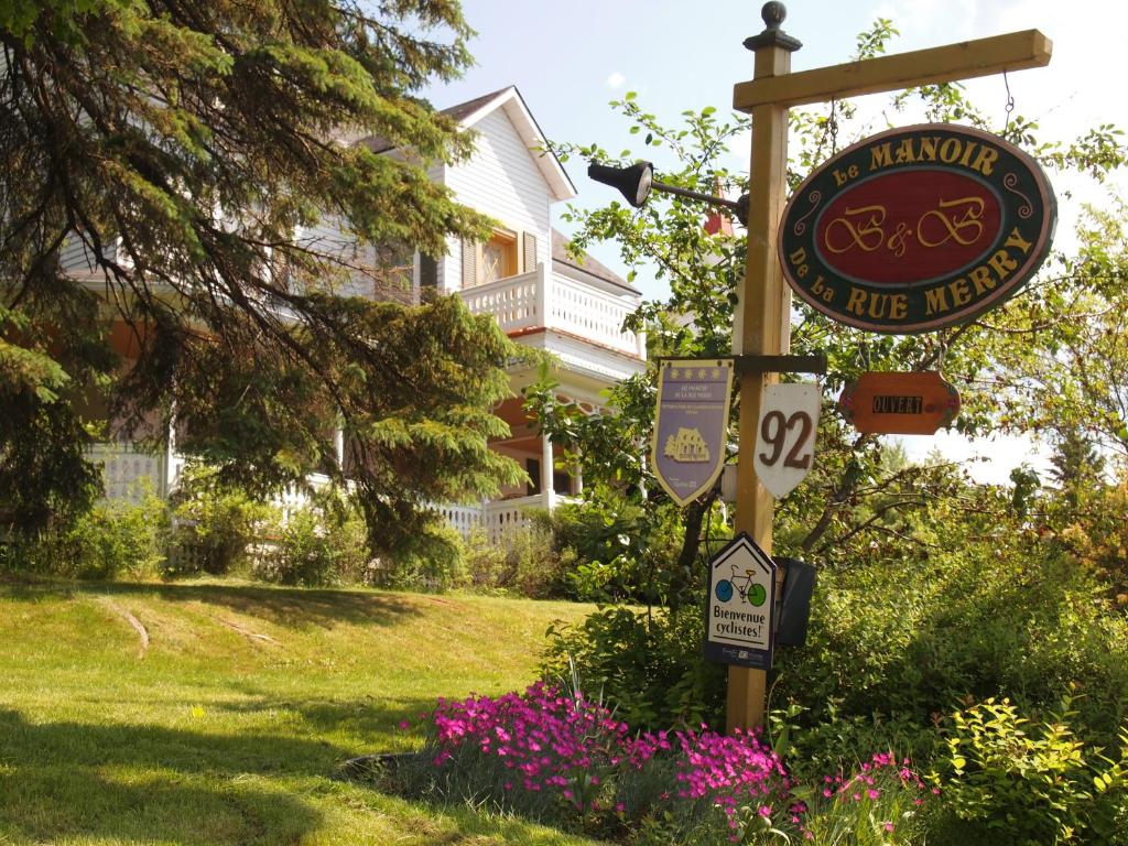 een bord voor een fietshotel voor een huis bij Au Manoir de la rue Merry in Magog-Orford