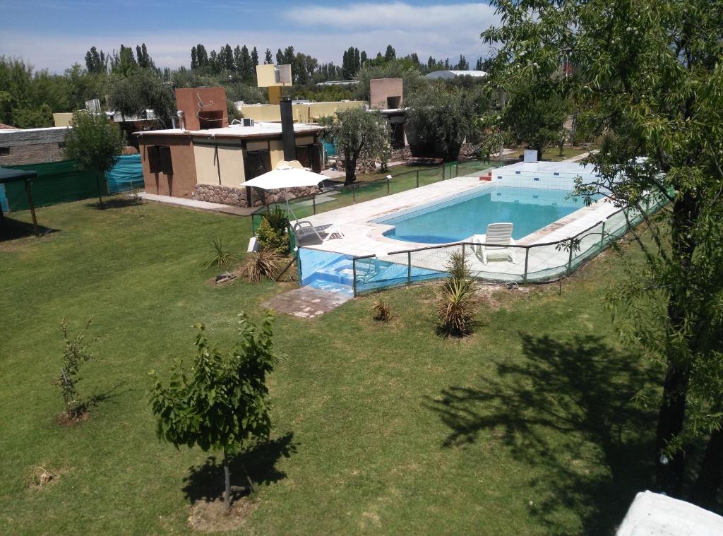 einen Blick über einen Pool im Hof in der Unterkunft Cabañas Terra Olivo in Coquimbito