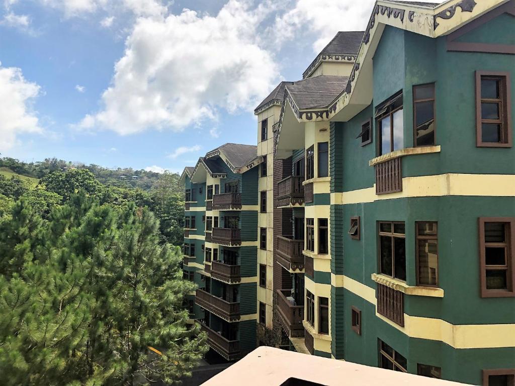 un edificio de apartamentos con balcones en un lateral en Crosswinds Resort One Bedroom Condo Suite en Tagaytay