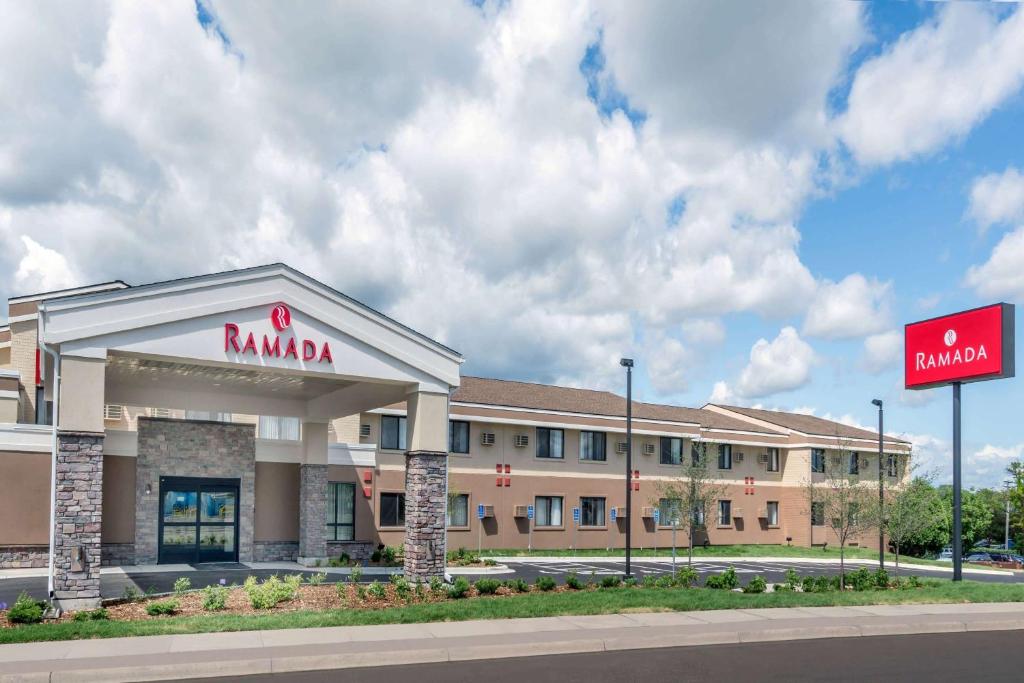 una gasolinera móvil al lado de una carretera en Ramada by Wyndham Minneapolis Golden Valley en Minneápolis