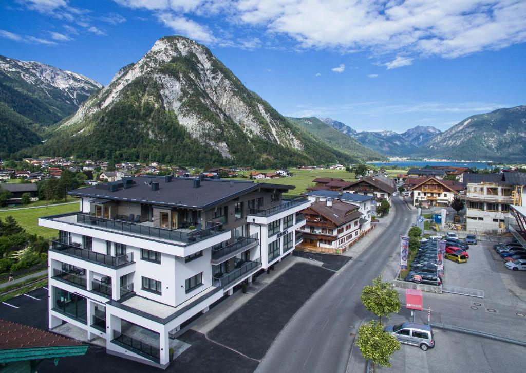 una vista aérea de una ciudad con montañas en el fondo en Arthur's Hotel und Apartments am Achensee en Maurach