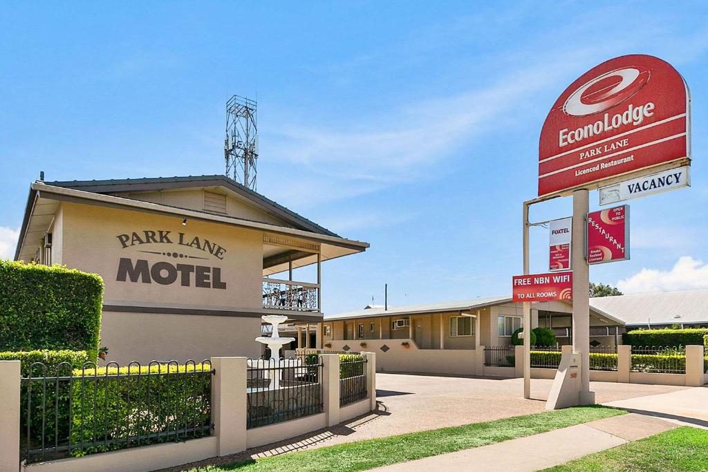 バンダバーグにあるEcono Lodge Park Laneの公園車線モーテル前標識