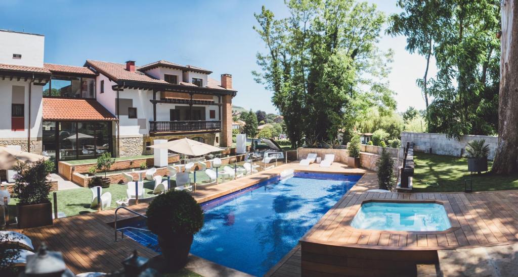 una piscina en el patio trasero de una casa en Hotel Cuevas - Adults Only en Santillana del Mar