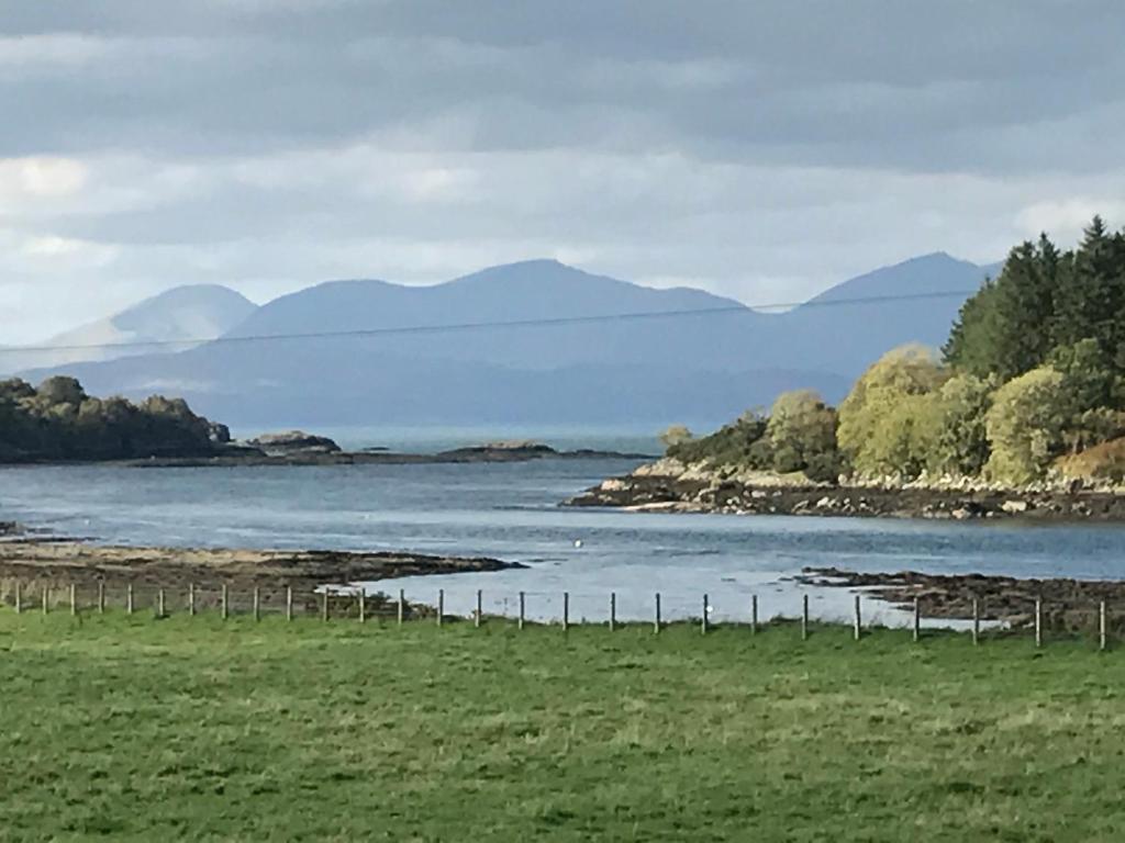 梅爾蓋維的住宿－West Highland Way Campsite，享有山脉背景的河流美景