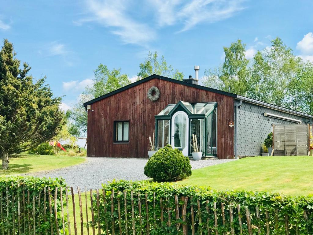 een verbouwde schuur met een tuin en een huis bij Chalet Ardenne in Rochehaut