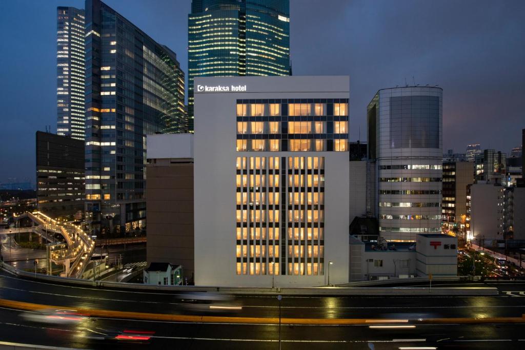 un edificio con luci accese in una città di notte di karaksa hotel premier Tokyo Ginza a Tokyo