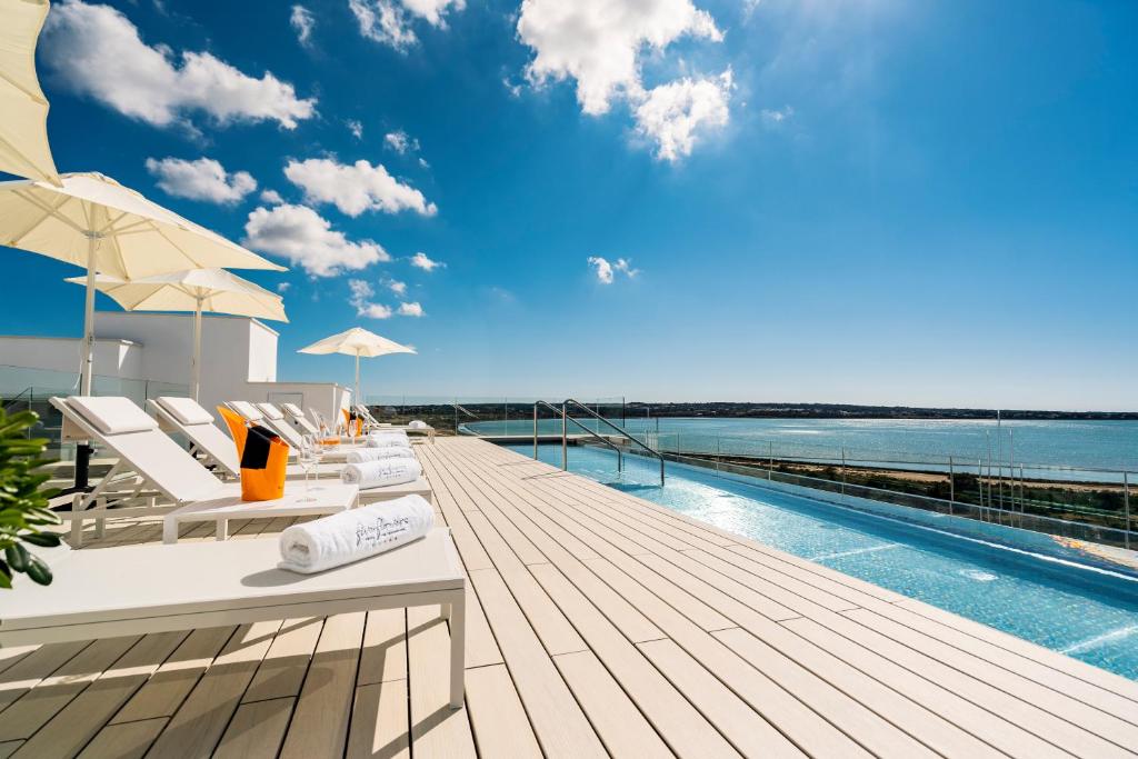 Bassenget på eller i nærheten av Five Flowers Hotel & Spa Formentera