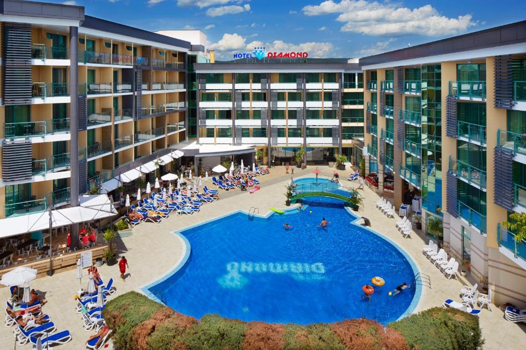 uma vista aérea da piscina num resort em Diamond Hotel - All Inclusive em Sunny Beach