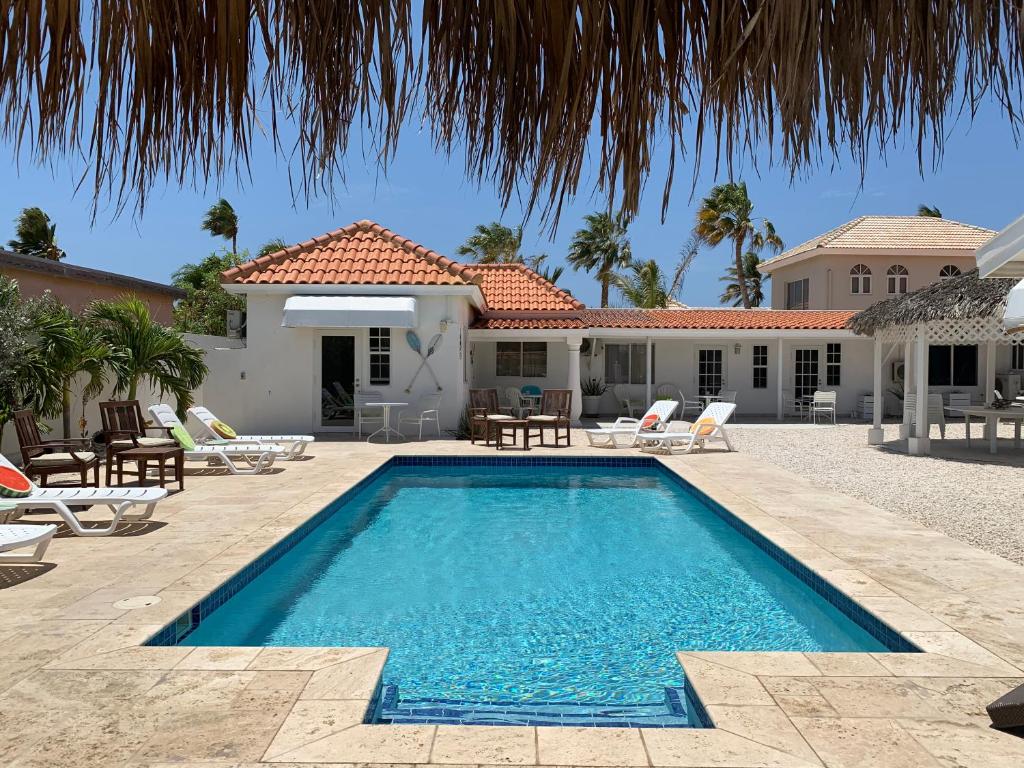 una piscina frente a una casa en Tu Casita en Aruba en Palm-Eagle Beach