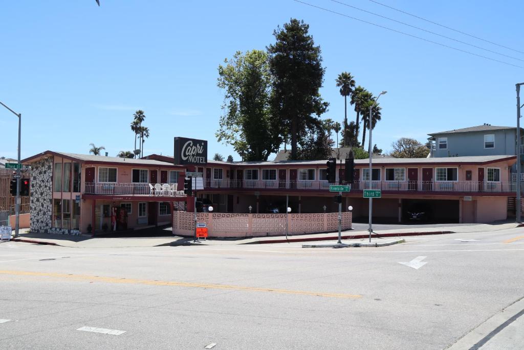 un aparcamiento vacío frente a un edificio en Capri Motel Santa Cruz Beach Boardwalk en Santa Cruz