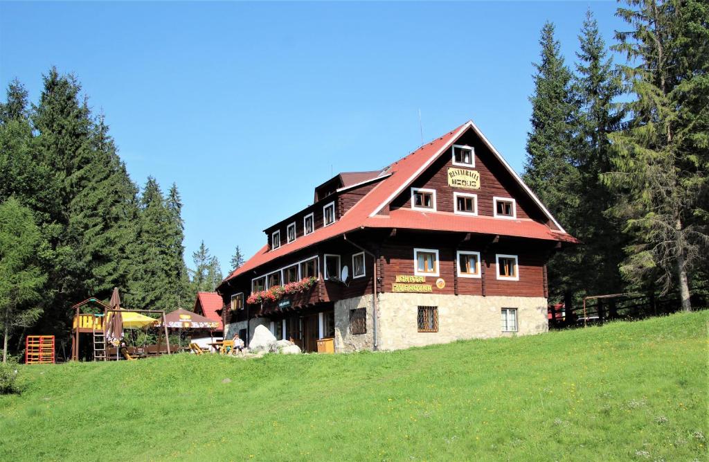 una grande casa in cima a una verde collina di Chata Zverovka a Zuberec