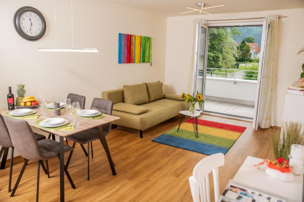 un soggiorno con tavolo e divano di Cityapartment Dornbirn 50 qm a Dornbirn