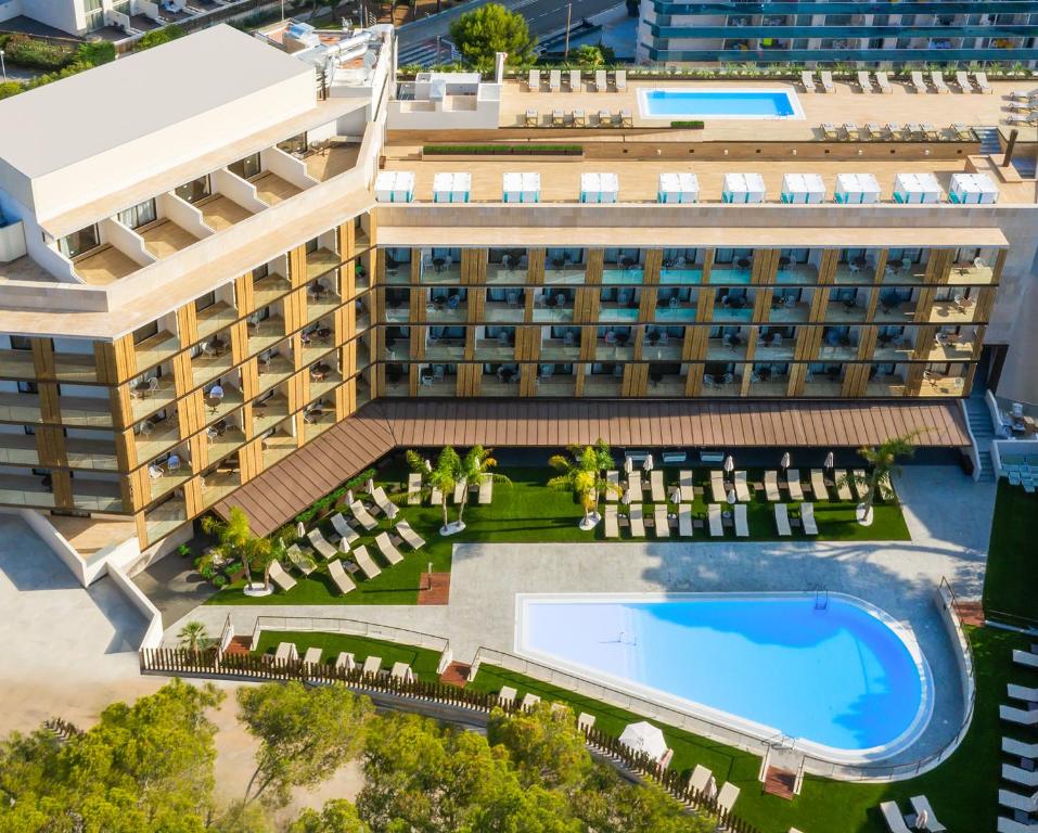 - une vue de tête sur un hôtel avec une piscine dans l'établissement Golden Costa Salou - Adults Only 4* Sup, à Salou