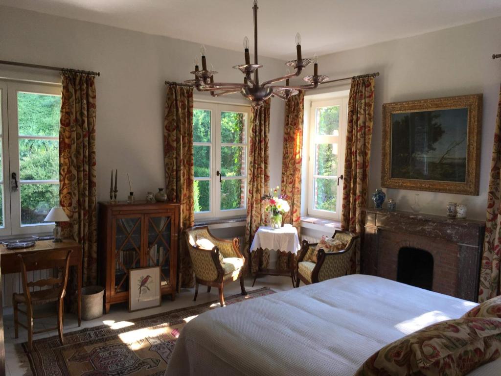 A bed or beds in a room at Le Bocage Fleuri