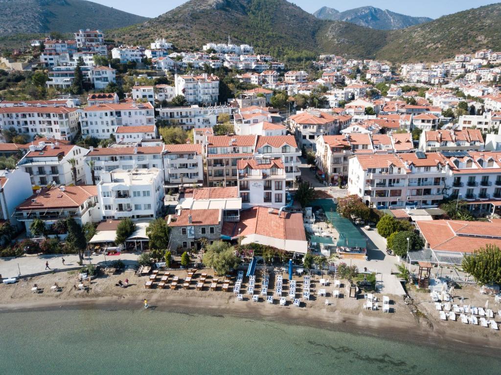 een luchtzicht op een stad met een strand en gebouwen bij Veziroğlu Apart in Datca