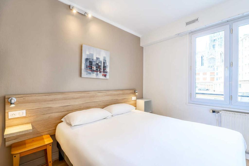 Comfort Hotel Rouen Alba في رووين: غرفة نوم بسرير ابيض كبير ونافذة