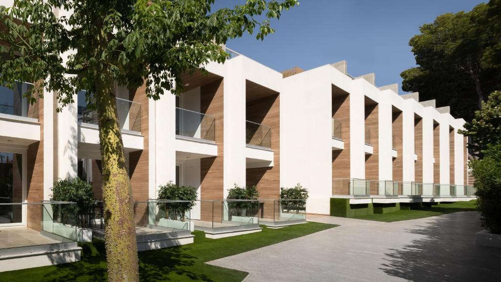 uma vista exterior de um edifício com uma árvore em Iberflat APARTAMENTOS LOS PINOS em Benicàssim