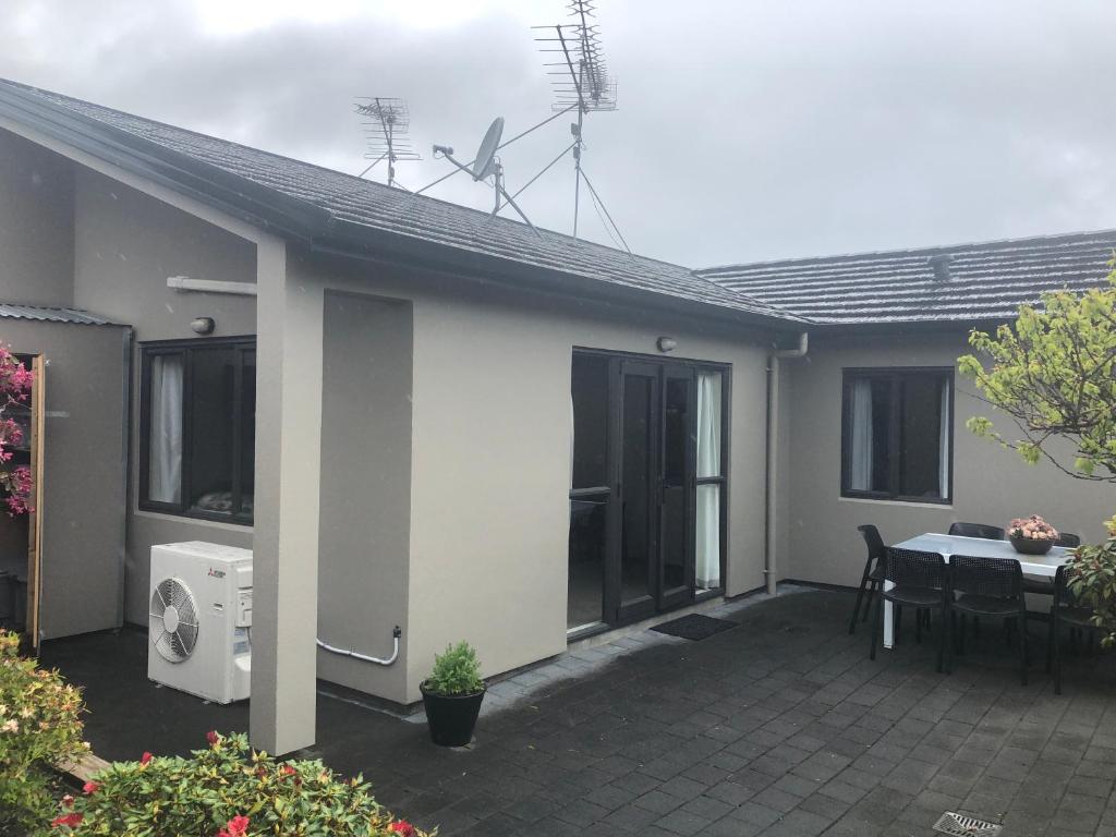 Cette maison dispose d'une terrasse avec une table et un lave-linge. dans l'établissement Foot of Turoa Chalet, à Ohakune