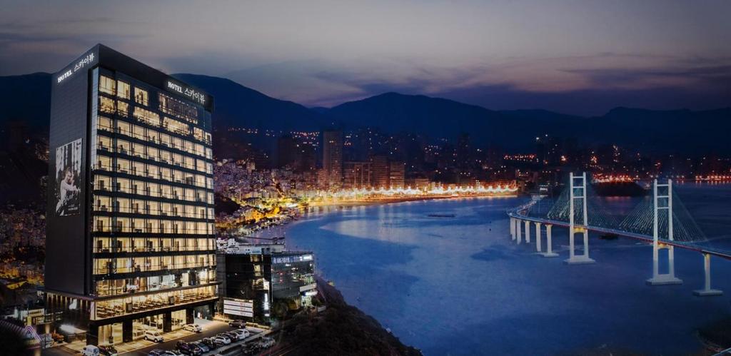 - Vistas a la ciudad y al río por la noche en Sky View Hotel en Changwon