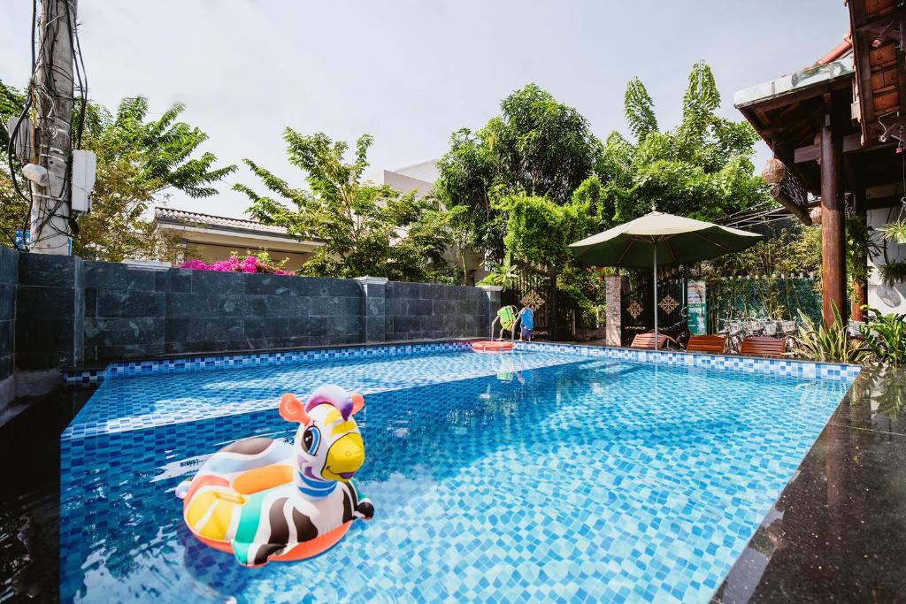 uma piscina com um brinquedo na água em Tue Tam Garden Villa em Hoi An