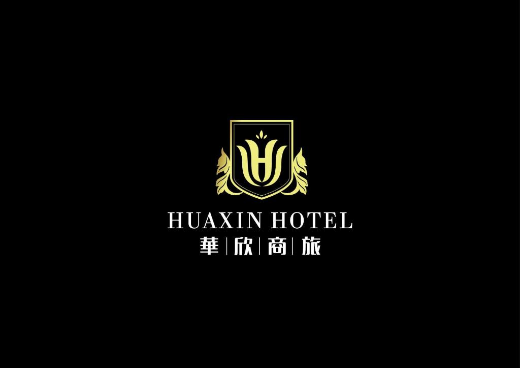 un logotipo para un hotel huayin con un escudo en Huaxin Hotel en Jincheng